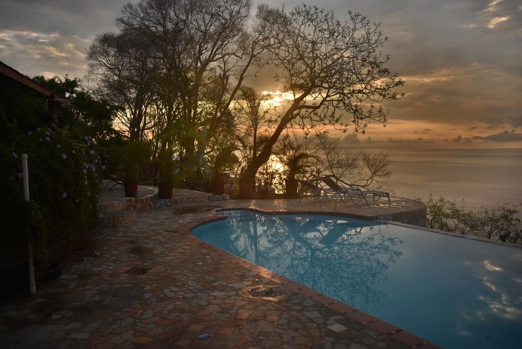 Отель Montezuma Heights Экстерьер фото